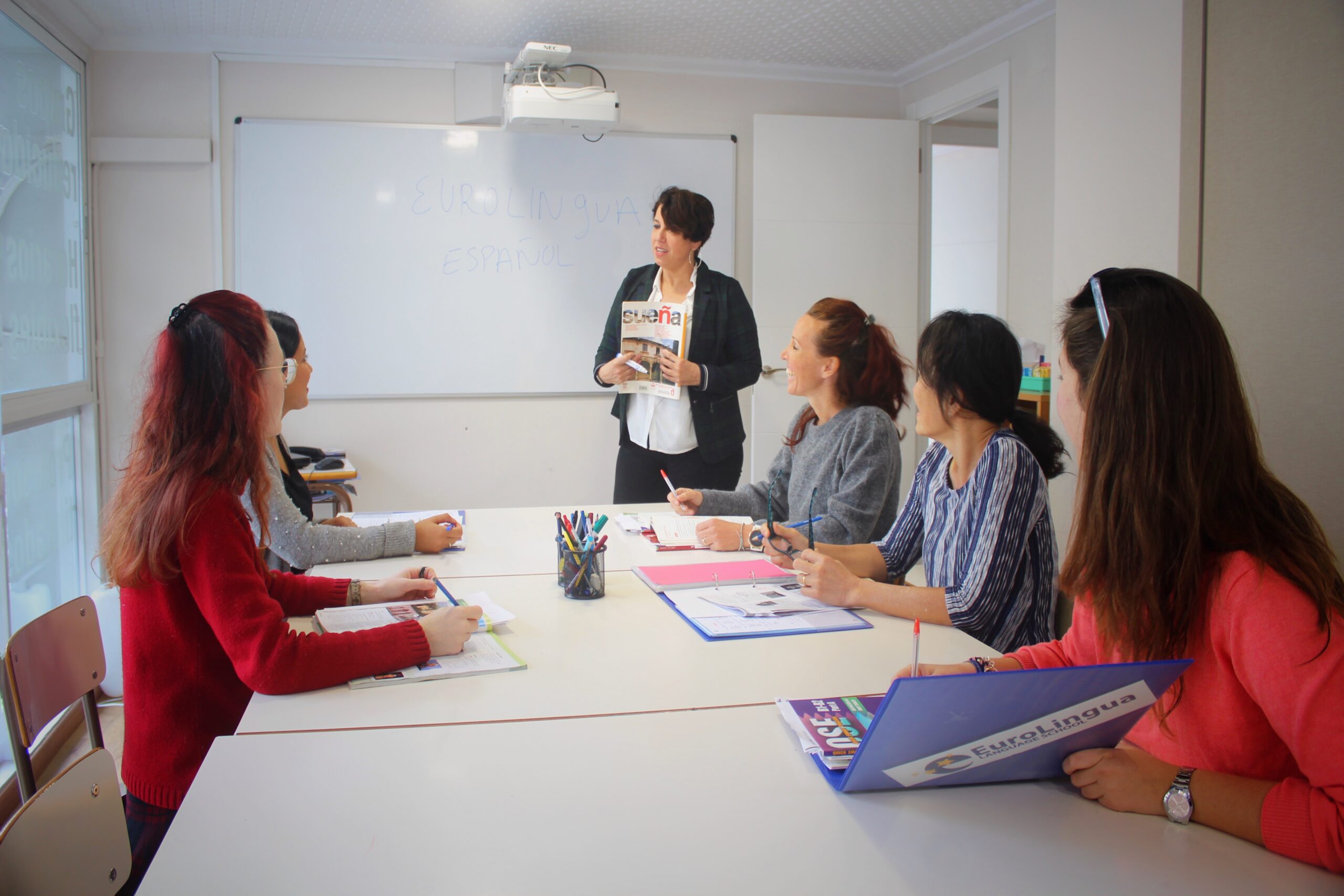 ana dando clase de español